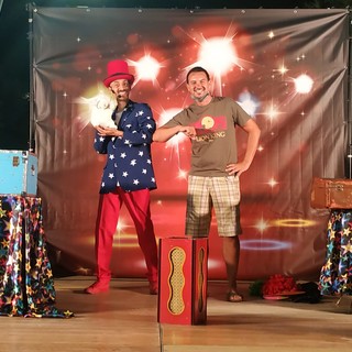 Stasera a Riva Ligure spettacolo del mago Zimba e i suoi mostricciattoli