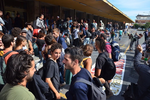 Ventimiglia: iniziata da poco la manifestazione dei 'No Border', le foto in tempo reale dalla città di confine