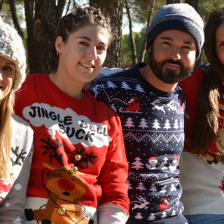 Il maglione natalizio diventa un rito da condividere durante le feste Il maglione natalizio diventa un rito da condividere durante le feste