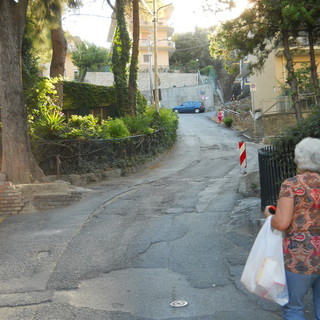 Sanremo: strada Borgo Opaco, lettore "Ogni giorno è una gara da motocross"
