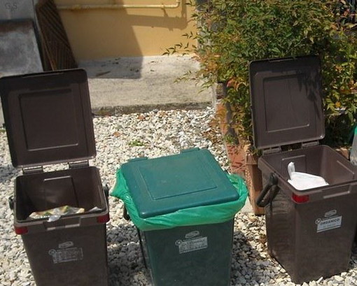 Sanremo: per allerta meteo, vietata l'esposizione di mastelli e sacchi per la raccolta differenziata