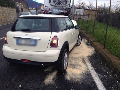 Sanremo: Mini impatta contro un camper, lievemente ferito un giovane, auto distrutta Sanremo: Mini impatta contro un camper, lievemente ferito un giovane, auto distrutta
