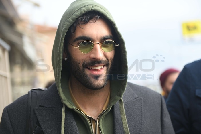 #Sanremo2019: a sorpresa anche Marco Mengoni tra i superospiti, fan in delirio fuori dall'Ariston (Foto)