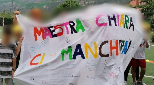 È tempo di saluti alla scuola primaria di Camporosso Capo: la maestra Chiara va in pensione