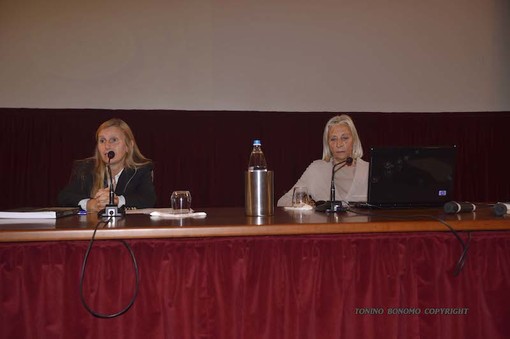 Sanremo: Martedì Letterari al Casinò, le foto dell'incontro con la professoressa Carossino Sanremo: Martedì Letterari al Casinò, le foto dell'incontro con la professoressa Carossino