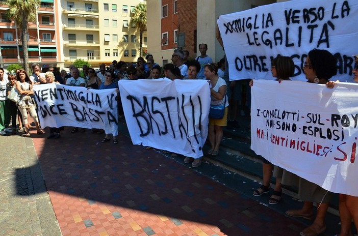 Ventimiglia: in 300 alla manifestazione contro i migranti. Il pubblico invoca le dimissioni del Sindaco.  Ballestra: "Non vorrei che qualcuno si facesse giustizia da solo" (Foto e video)