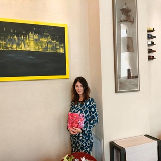 Opere d'arte al ristorante, l'artista Ginevra Bellini porta i suoi quadri a Sanremo