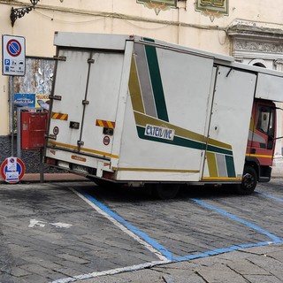 Imperia, 'mercato fantasma' di Porto Maurizio marcia indietro del Comune: le bancarelle tornano nelle piazze Ricci e Roma