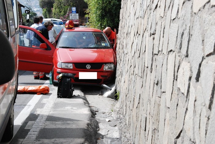 Sull’Aurelia a Ospedaletti: con la macchina contro un muro per un colpo di calore, ferito conducente