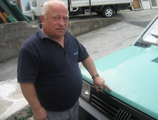 Carmelo Gargiulo mostra le lettere incise sulla carrozzeria della sua Panda