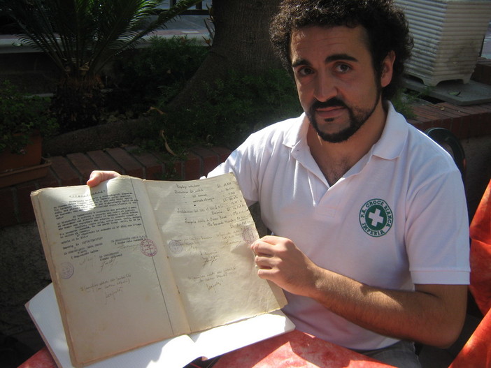 Marco Fontana mentre mostra i documenti rinvenuti.