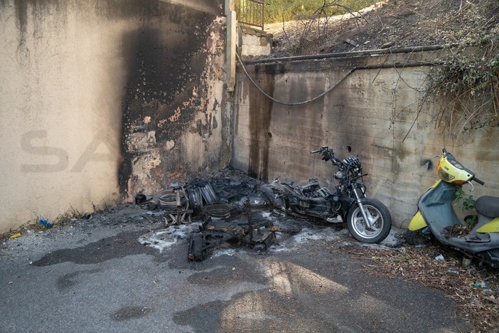Motorini in fiamme a Sanremo: paura tra le palazzine di San Martino Motorini in fiamme a Sanremo: paura tra le palazzine di San Martino