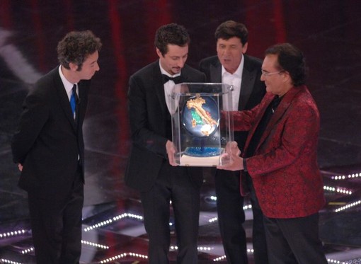 Sanremo: alla cover più bella il premio di Michele Affidato, l'arte del maestro crotonese torna sul palco del teatro Ariston Sanremo: alla cover più bella il premio di Michele Affidato, l'arte del maestro crotonese torna sul palco del teatro Ariston