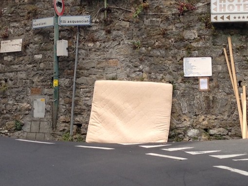 Sanremo: discarica abusiva, materasso matrimoniale abbandonato a pochi metri dalla Chiesa Russa