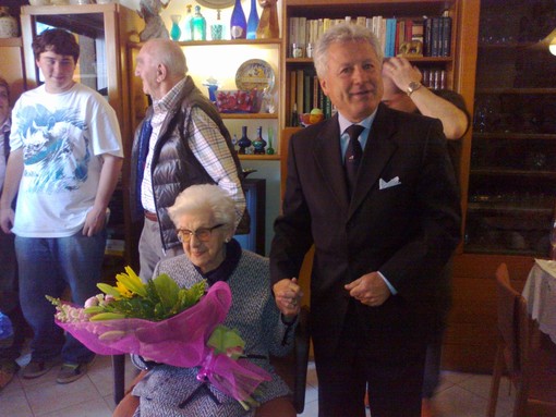 Ventimiglia: il sindaco Scullino festeggia i 100 anni di nonna Maddalena