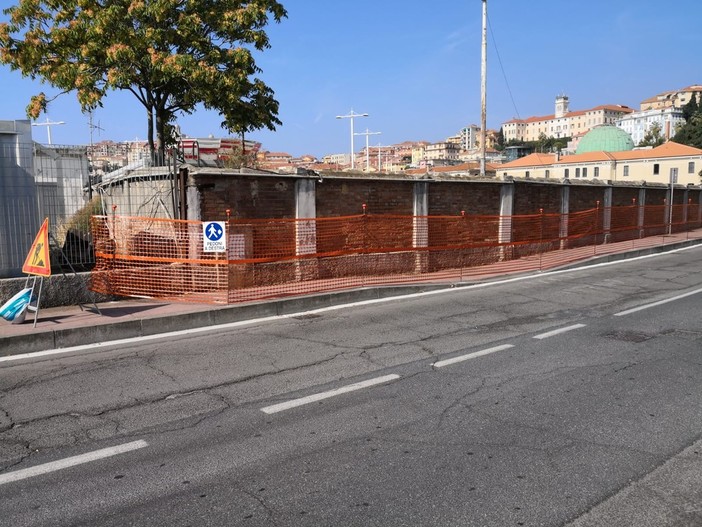 Imperia: l'annuncio del Sindaco Claudio Scajola "Dopo la demolizione del muro in calata Anselmi nascerà un presidio sul porto di Polizia, Finanza e Capitaneria" Imperia: l'annuncio del Sindaco Claudio Scajola "Dopo la demolizione del muro in calata Anselmi nascerà un presidio sul porto di Polizia, Finanza e Capitaneria"