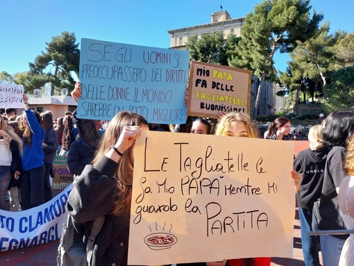 Dichiarazioni sessiste, anche i docenti dell'istituto comprensivo Sanremo Ponente prendono le distanze Dichiarazioni sessiste, anche i docenti dell'istituto comprensivo Sanremo Ponente prendono le distanze