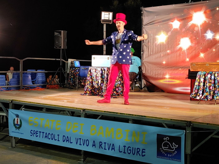 Riva Ligure: torna stasera in piazza Ughetto il Mago Zimba con le sue nuove magie Riva Ligure: torna stasera in piazza Ughetto il Mago Zimba con le sue nuove magie