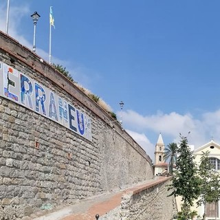 Ventimiglia: ‘Mediterraneum’, dalle Calandre al Cavu, l’opera realizzata nel 2017 da 13 artisti arriva nella città alta Ventimiglia: ‘Mediterraneum’, dalle Calandre al Cavu, l’opera realizzata nel 2017 da 13 artisti arriva nella città alta