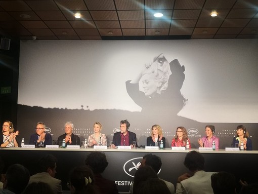 Moretti a Cannes attacca Netflix e le piattaforme: "Bisogna investire sui film per i cinema" Moretti a Cannes attacca Netflix e le piattaforme: "Bisogna investire sui film per i cinema"