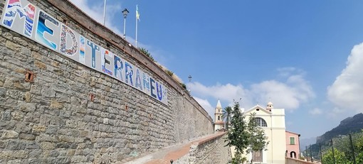 Ventimiglia: ‘Mediterraneum’, dalle Calandre al Cavu, l’opera realizzata nel 2017 da 13 artisti arriva nella città alta