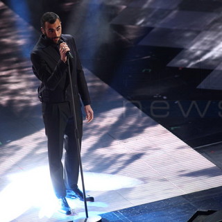 Festival #sanremo2014: Marco Mengoni apre la serata dedicata alla canzone d'autore