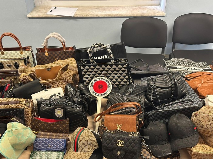 Ventimiglia, abusivismo commerciale: la polizia locale sequestra 150 capi con false griffe Ventimiglia, abusivismo commerciale: la polizia locale sequestra 150 capi con false griffe