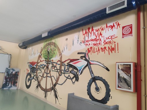 Bordighera, l'istituto 'Montale' inaugura un murales in memoria della 16enne Lara Lorenzini (Foto e video)