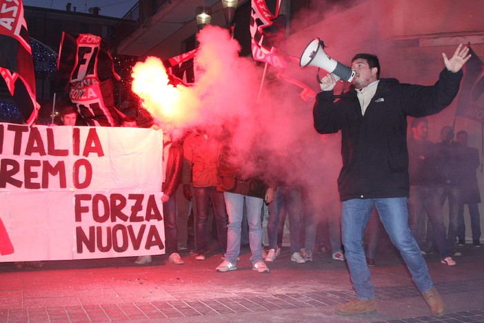 Sanremo: animata protesta di Forza Nuova in via Escoffier, slogan e fumogeni Sanremo: animata protesta di Forza Nuova in via Escoffier, slogan e fumogeni