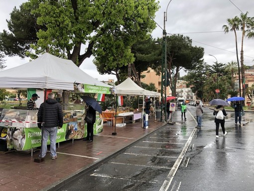 (Immagine d'archivio della riapertura del mercato ad Arma di Taggia) (Immagine d'archivio della riapertura del mercato ad Arma di Taggia)