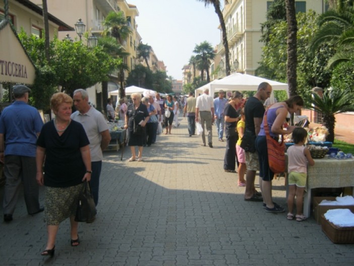 Bordighera: domenica prossima, mercatino di Antichità e Collezionismo in piazza Garibaldi e piazza Mazzini Bordighera: domenica prossima, mercatino di Antichità e Collezionismo in piazza Garibaldi e piazza Mazzini