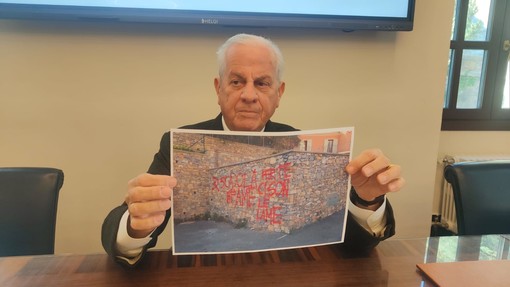 Imperia: "Scajola infame per te ci sono le lame", il Questore ha emesso un 'avviso orale' per i due responsabili Imperia: "Scajola infame per te ci sono le lame", il Questore ha emesso un 'avviso orale' per i due responsabili