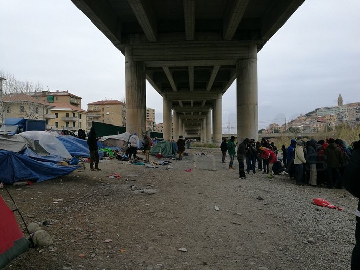 Ventimiglia: un’altra notte sotto la neve per i migranti lungo il Roja, non vogliono raggiungere il campo della CRI, temono di essere fermati e portati all’hotspot di Taranto (Foto e Video)
