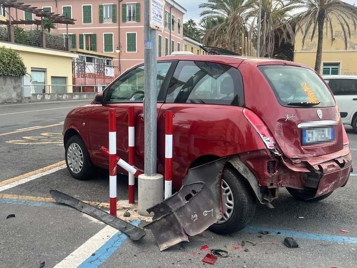 Bordighera, bisarca travolge auto parcheggiata distruggendola (Foto) Bordighera, bisarca travolge auto parcheggiata distruggendola (Foto)
