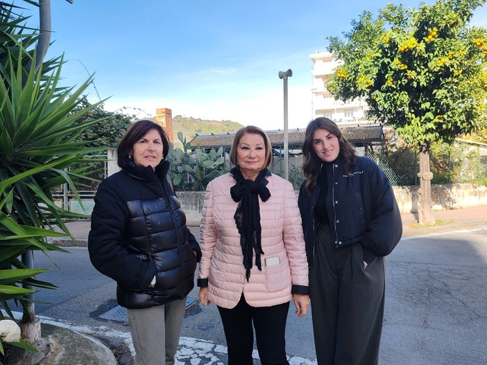 Vallecrosia, area degradata da riqualificare in parcheggio. La minoranza: "Lasciati fondi per terminare il nostro progetto" (Foto e video) Vallecrosia, area degradata da riqualificare in parcheggio. La minoranza: "Lasciati fondi per terminare il nostro progetto" (Foto e video)