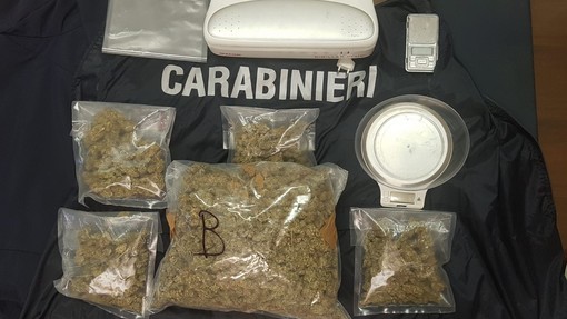 Sanremo: per sfuggire all'arresto dei Carabinieri si lancia dalla finestra, in casa aveva 1 kg di marijuana