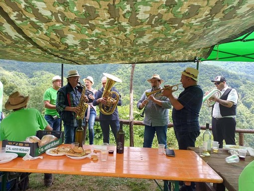 Triora: grande successo per la Messa celebrata da Don Marco nei giorni scorsi nella chiesa della frazione di Goina (forto)