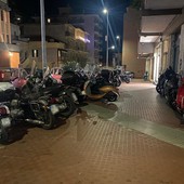 Ventimiglia, &quot;marciapiede usato come parcheggio per i motorini&quot;: la segnalazione (Foto)