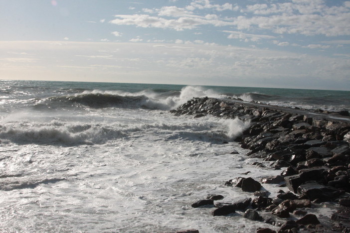 Imperia: la mareggiata fa affondare due gozzi nel porto di Oneglia
