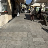 Sanremo, marciapiede di piazza Colombo ancora degradato: lavori annunciati ma fermi da un mese