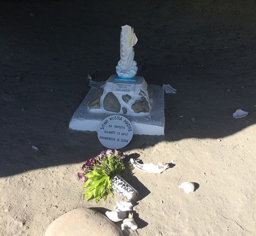 Ventimiglia: vandalismo alle Calandre, distrutta la Madonnina del sentiero probabilmente da giovanissimi Ventimiglia: vandalismo alle Calandre, distrutta la Madonnina del sentiero probabilmente da giovanissimi