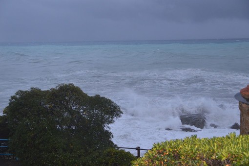 Bordighera: maltempo, spettacolare mareggiata davanti agli scogli di Sant'Ampelio (Foto e Video)
