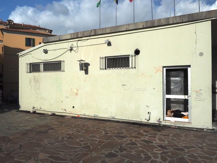 Sanremo: qualcuno ha cancellato gli ultimi graffiti lasciati sull'edificio del solettone di piazza Colombo