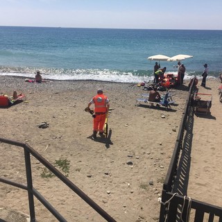 Imperia: colta da malore mentre nuota al Prino, 50enne in codice rosso al pronto soccorso (foto e video)