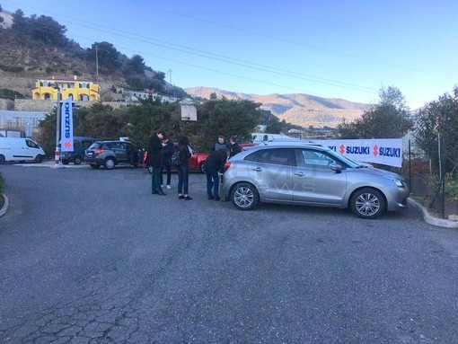 La 'Milano-Sanremo' ecologica della Suzuki fa tappa a Taggia: un test drive con auto ibride insieme a due testimonial d'eccezione (FOTO) La 'Milano-Sanremo' ecologica della Suzuki fa tappa a Taggia: un test drive con auto ibride insieme a due testimonial d'eccezione (FOTO)