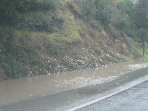 Imperia: migliorano le condizioni del tempo, smottamenti lungo la Statale 28. Impero sotto controllo