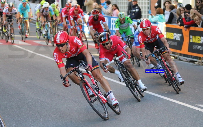 Ciclismo: le più belle foto di Fabio Pavan dell'ultimo Km della Milano-sanremo in via Fiume e C.so Orazio Raimondo