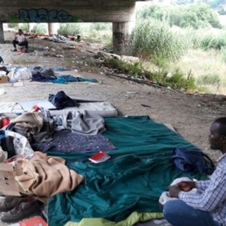 Ventimiglia, Rifondazione comunista promuove il ristoro alimentare ai migranti organizzato dall'Associazione Martina Rossi