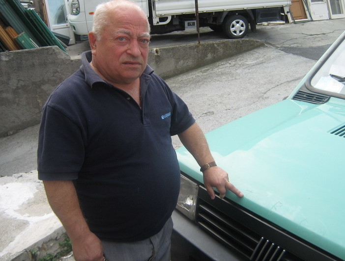 Carmelo Citrulo mostra le minacce vergate sulla sua auto