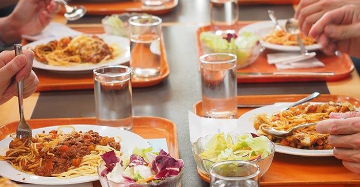 Imperia, lotta all'emarginazione e alla discriminazione lavorativa: nasce il progetto 'R-aggiungi un pasto a tavola" Imperia, lotta all'emarginazione e alla discriminazione lavorativa: nasce il progetto 'R-aggiungi un pasto a tavola"